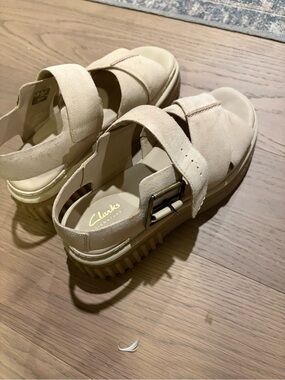 Clarks Women’s Light Beige Suede Platform Sandals with Buckle Strap